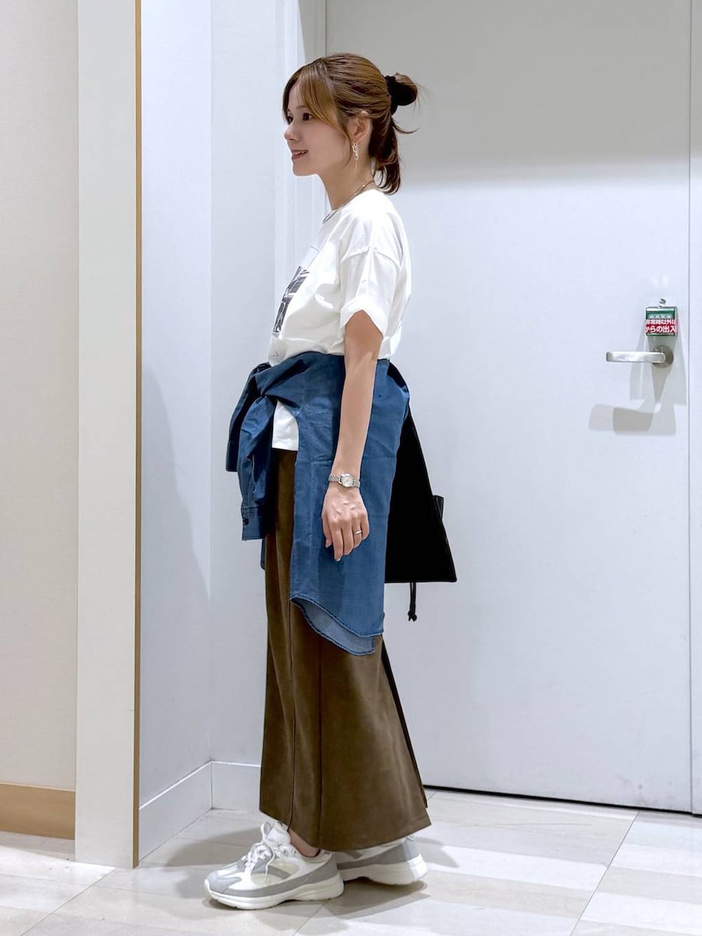 ホワイト系のスニーカー、ブルー系のシャツ/ブラウス、ホワイト系のTシャツ/カットソーを着用したレディースの夏コーディネートの2枚目の写真