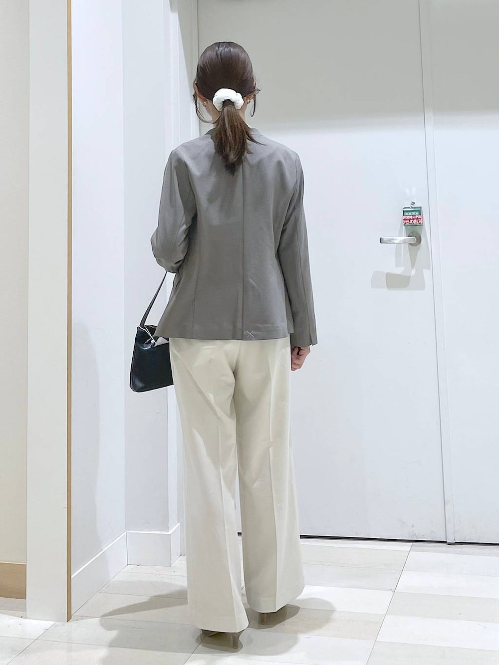 ホワイト系のその他パンツ、ブラウン系のノーカラージャケット、ベージュ系のパンプスを着用したレディースの春コーディネートの3枚目の写真