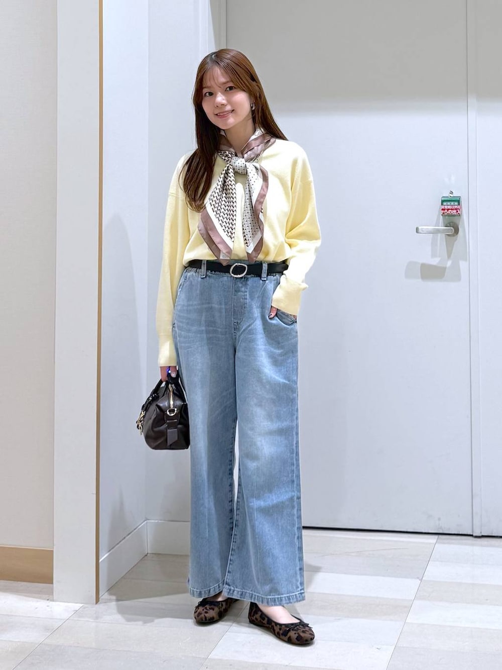 その他のバレエシューズ、ブルー系のデニムパンツ、イエロー系のニット/セーターを着用したレディースの春コーディネートの4枚目の写真