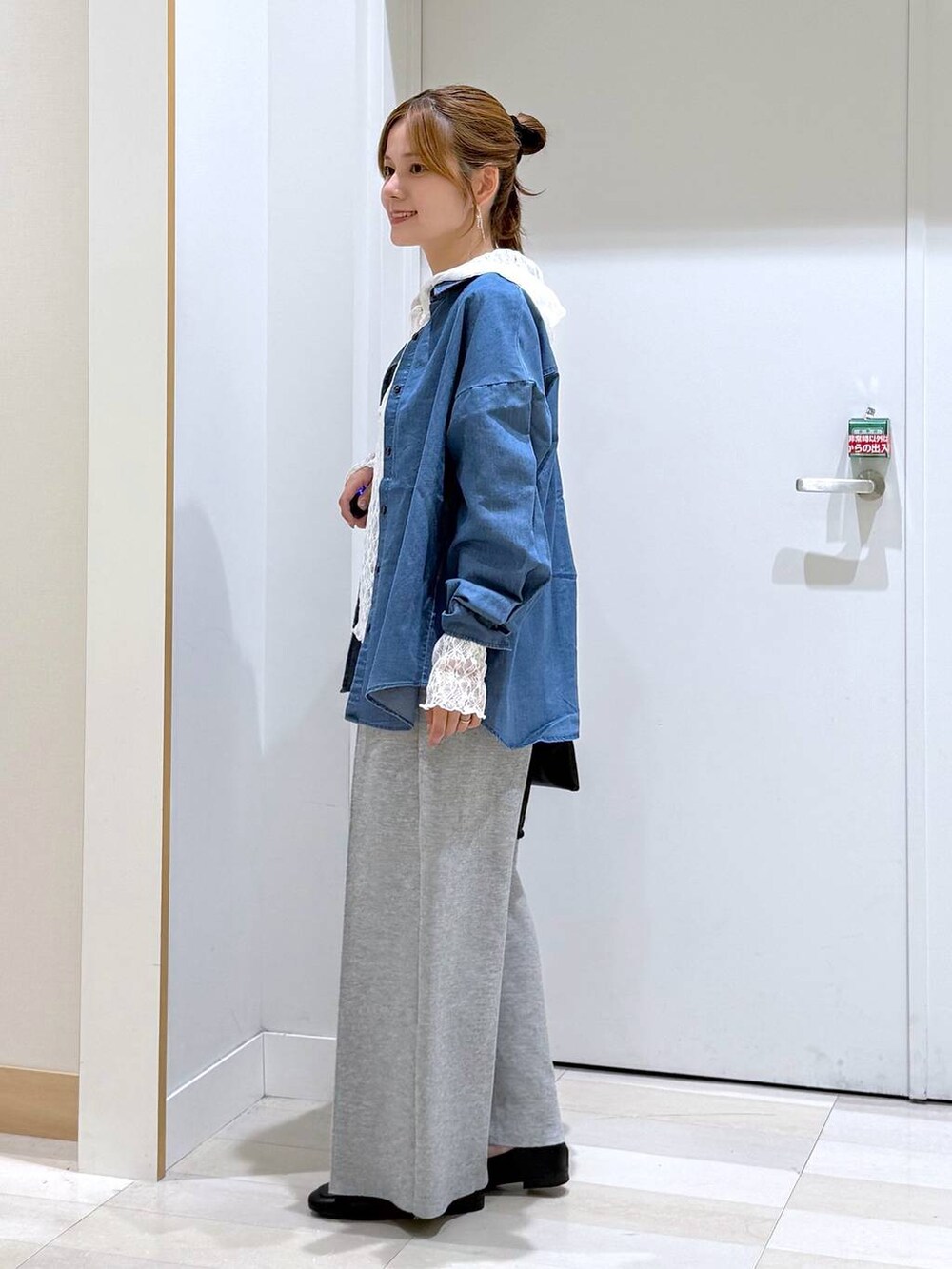 ホワイト系のTシャツ/カットソー、ブラック系のローファー、ブルー系のシャツ/ブラウスを着用したレディースの夏コーディネートの2枚目の写真