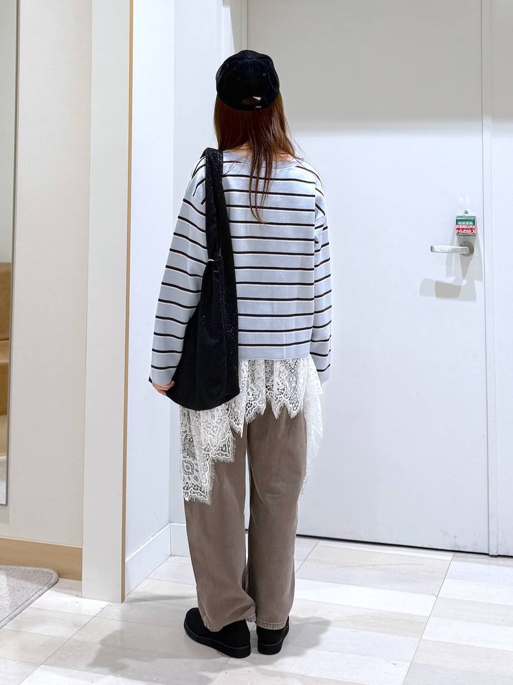 ブラック系のローファー、ブラック系のトートバッグ、ホワイト系のその他トップスを着用したレディースの冬コーディネートの3枚目の写真