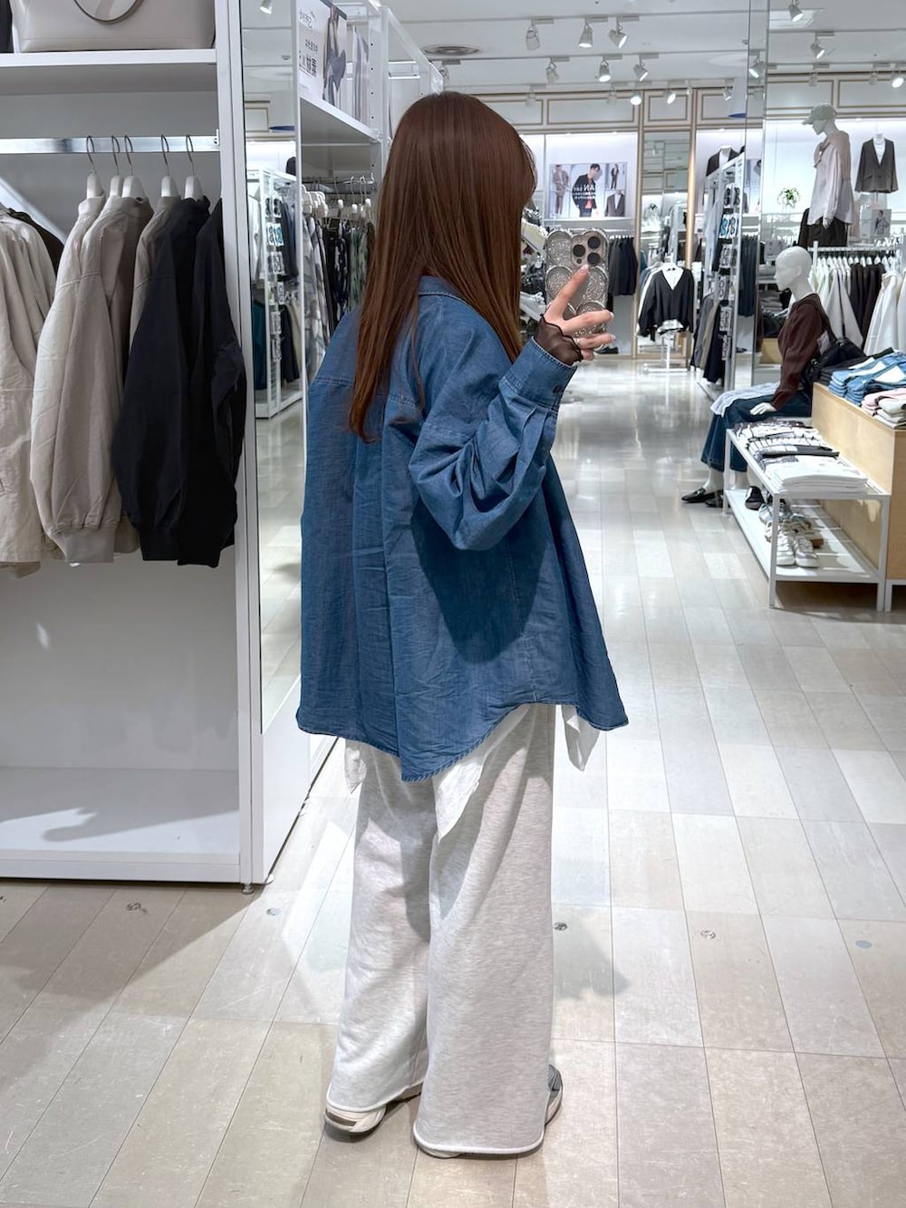 ブルー系のシャツ/ブラウス、ブラック系のTシャツ/カットソー、ホワイト系のスウェットパンツを着用したレディースの春コーディネートの3枚目の写真