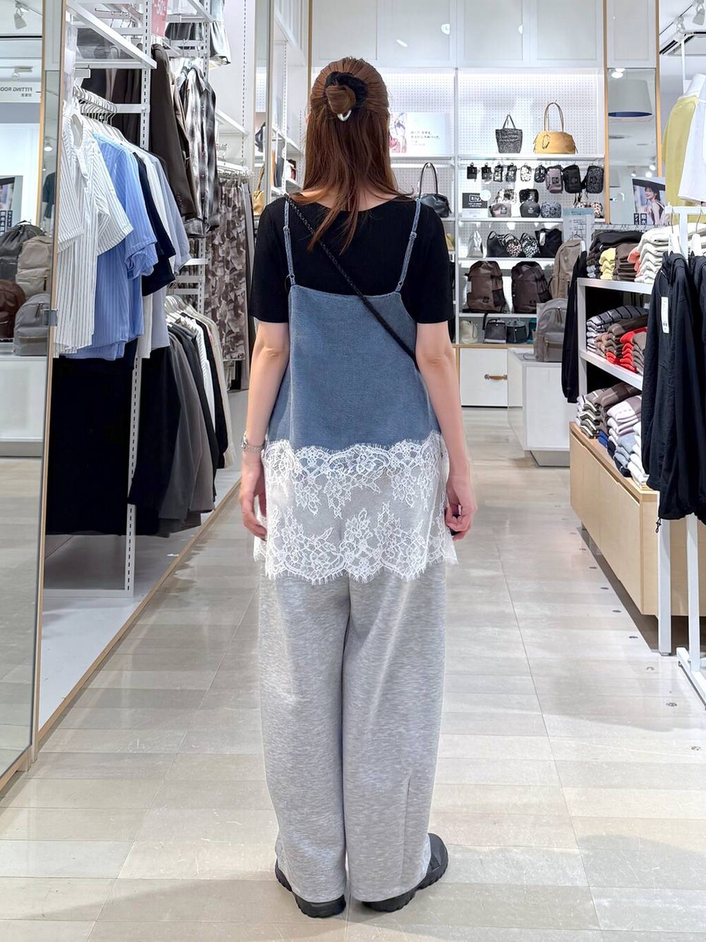 グレー系のスニーカー、グレー系のその他パンツ、ブラック系のクラッチバッグを着用したレディースの春コーディネートの3枚目の写真