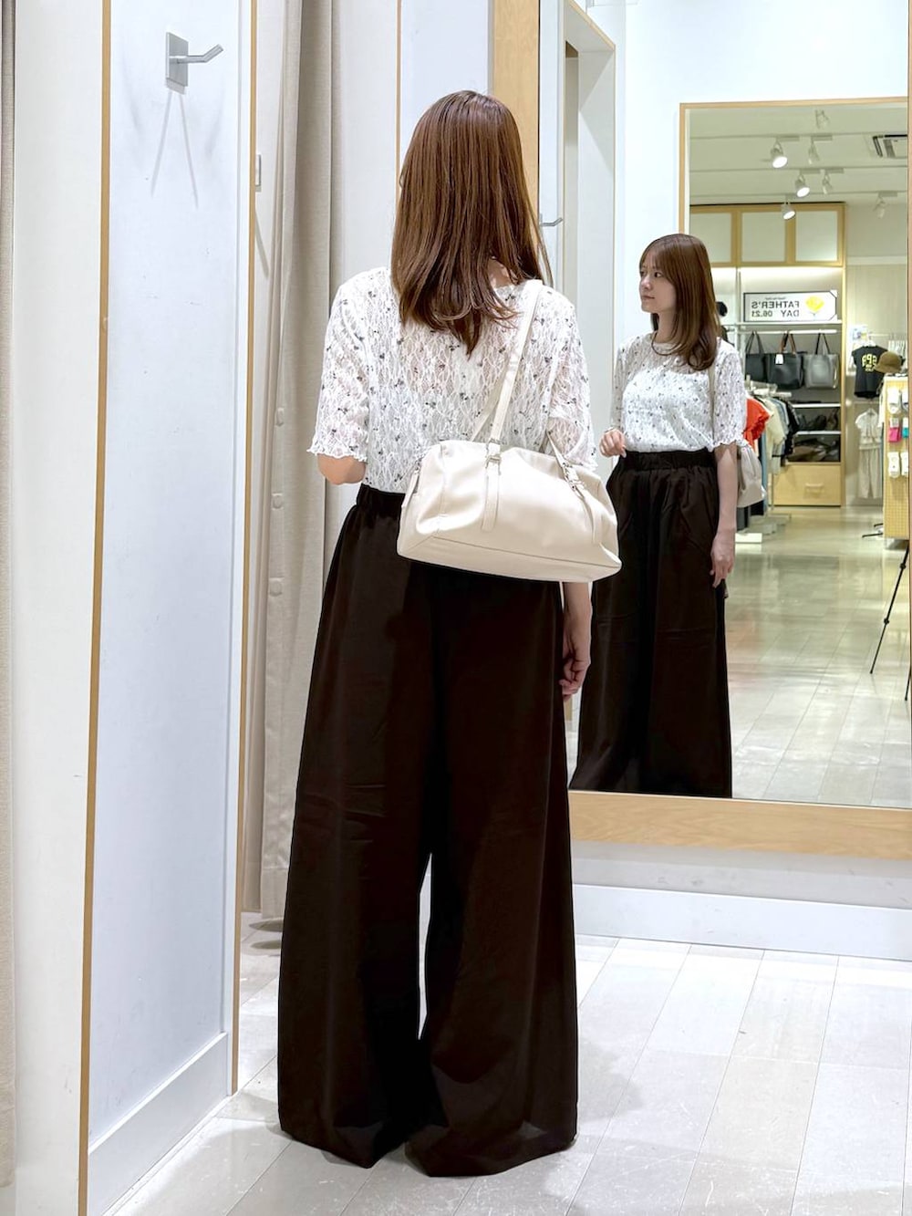 ブラウン系のその他パンツ、ベージュ系のショルダーバッグ、その他のサンダルを着用したレディースの夏コーディネートの3枚目の写真