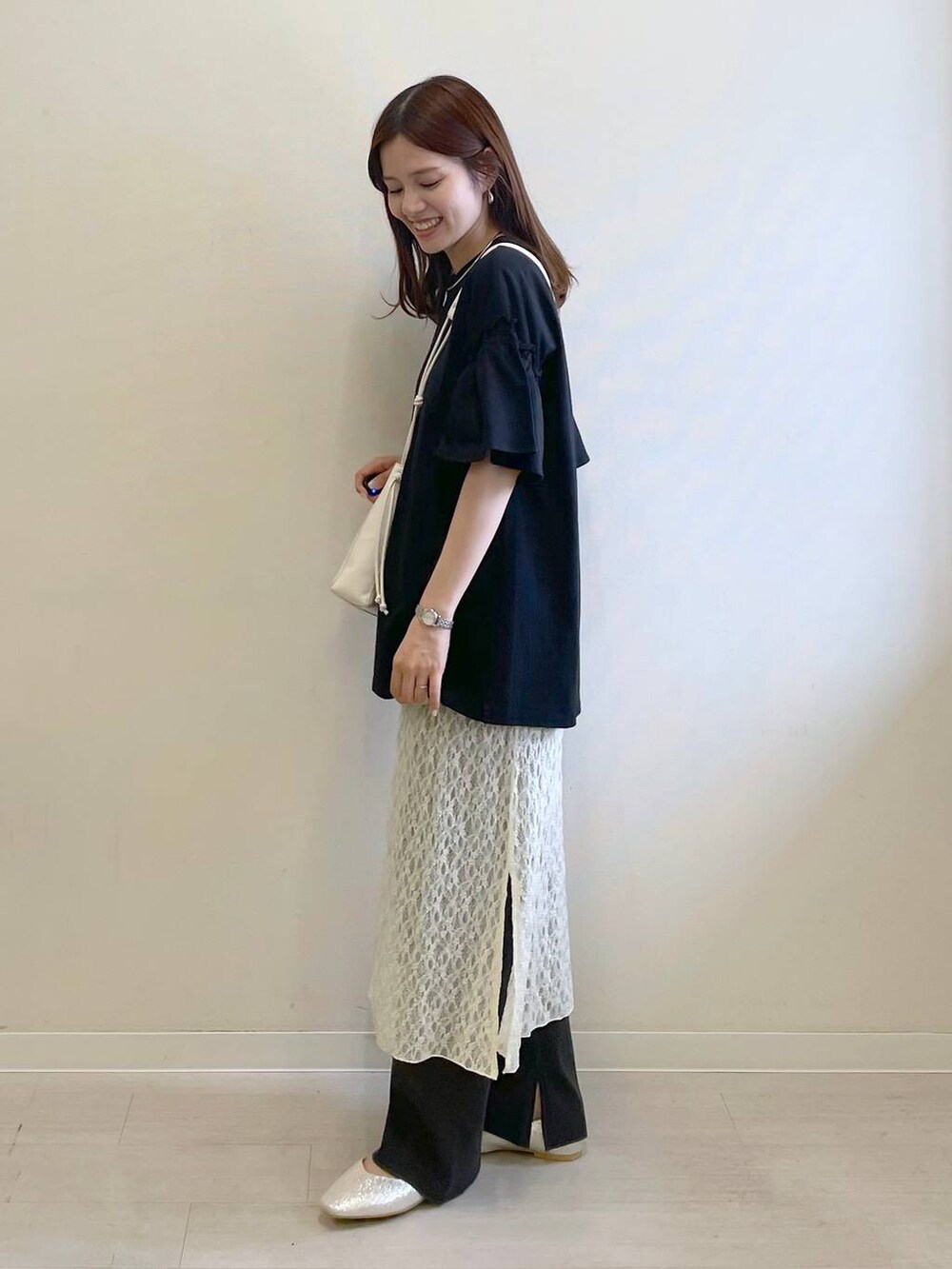 シルバー系のパンプス、ホワイト系のその他パンツ、ホワイト系のショルダーバッグを着用したレディースの春コーディネートの2枚目の写真