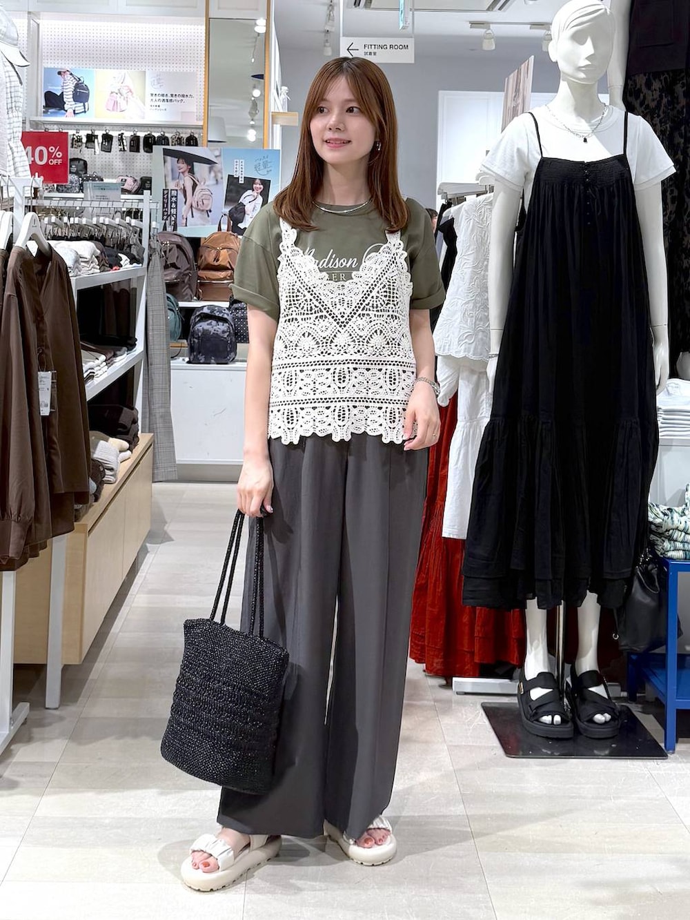 ブラウン系のその他パンツ、グリーン系のTシャツ/カットソー、ブラック系のクラッチバッグを着用したレディースの夏コーディネートの4枚目の写真