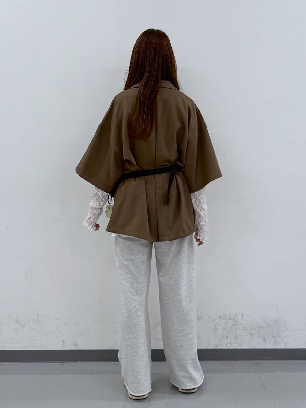 ホワイト系のスウェットパンツ、ホワイト系のその他トップス、シルバー系のネックレスを着用したレディースの春コーディネートの3枚目の写真