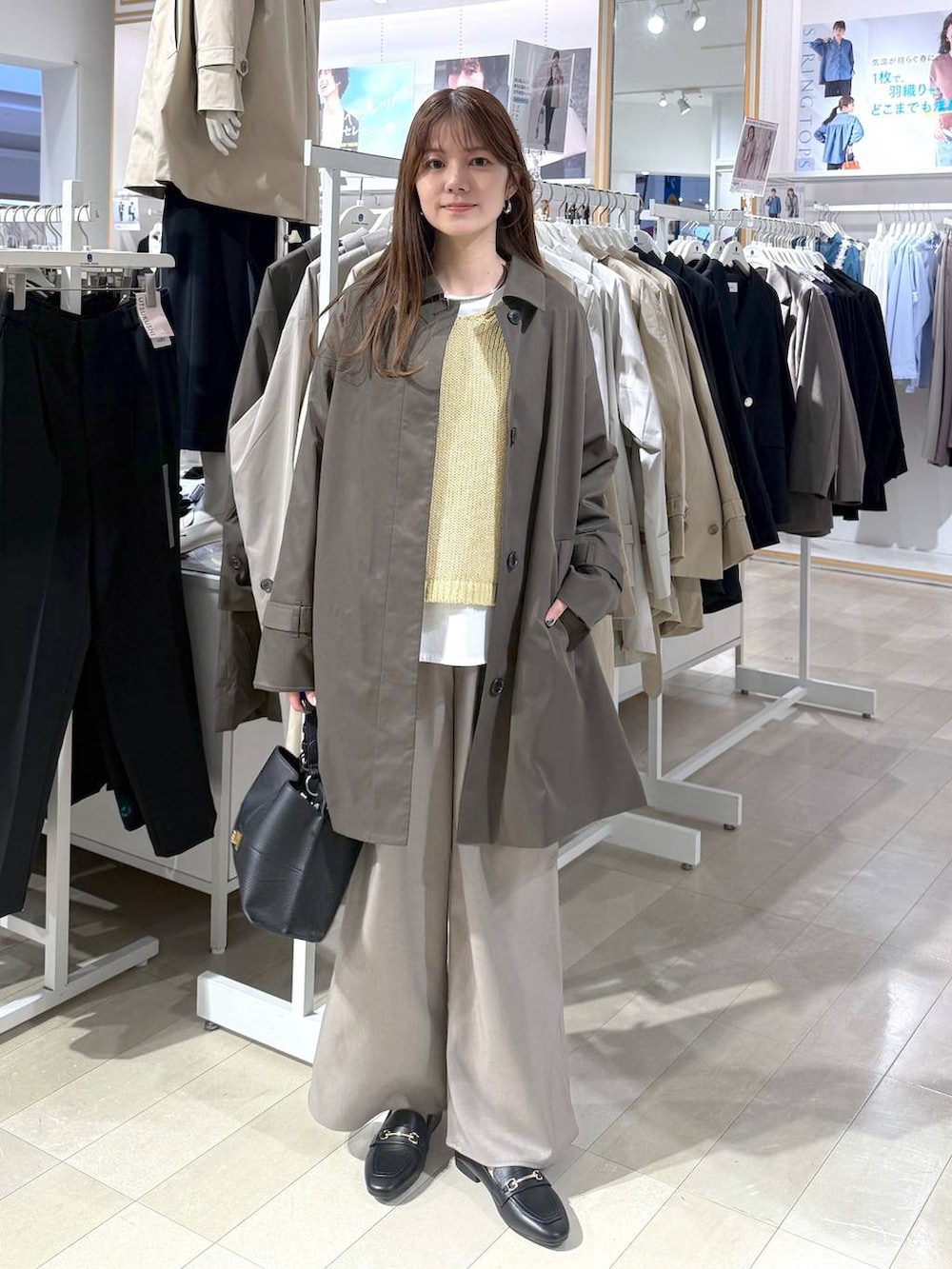 ブラック系のローファー、ホワイト系のTシャツ/カットソー、ブラウン系のステンカラーコートを着用したレディースの春コーディネートの4枚目の写真