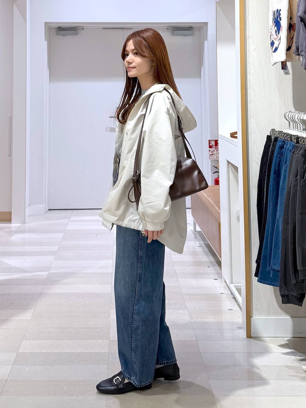 ブラック系のローファー、ベージュ系のマウンテンパーカー、グレー系のニット/セーターを着用したレディースの冬コーディネートの2枚目の写真