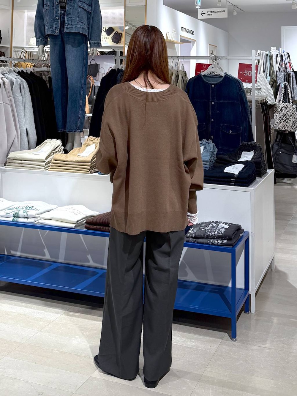 ブラック系のローファー、ブラック系のショルダーバッグ、ブラウン系のニット/セーターを着用したレディースの冬コーディネートの3枚目の写真