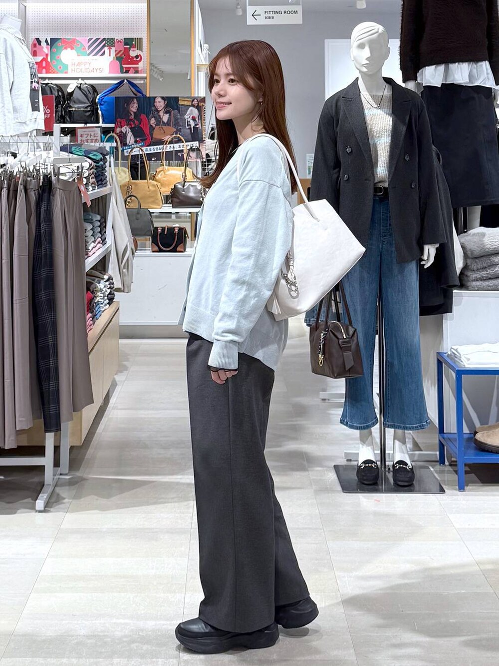 ブラック系のダウンジャケット/コート、グレー系のその他パンツ、ブラック系のブーツを着用したレディースの冬コーディネートの2枚目の写真