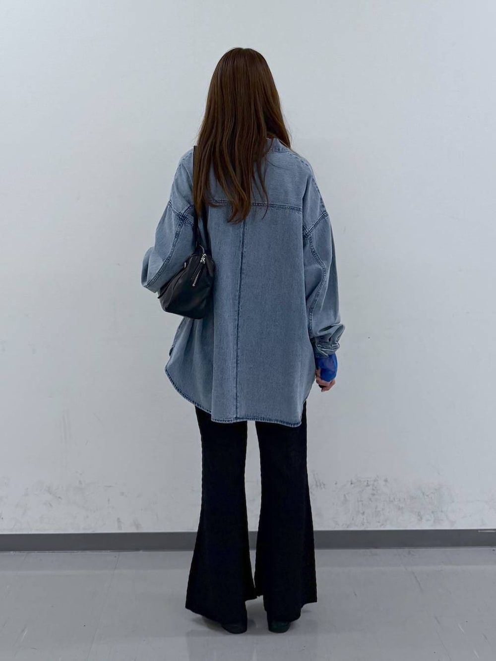 ブラック系のローファー、ブラック系のショルダーバッグ、ブラック系のその他パンツを着用したレディースの春コーディネートの3枚目の写真