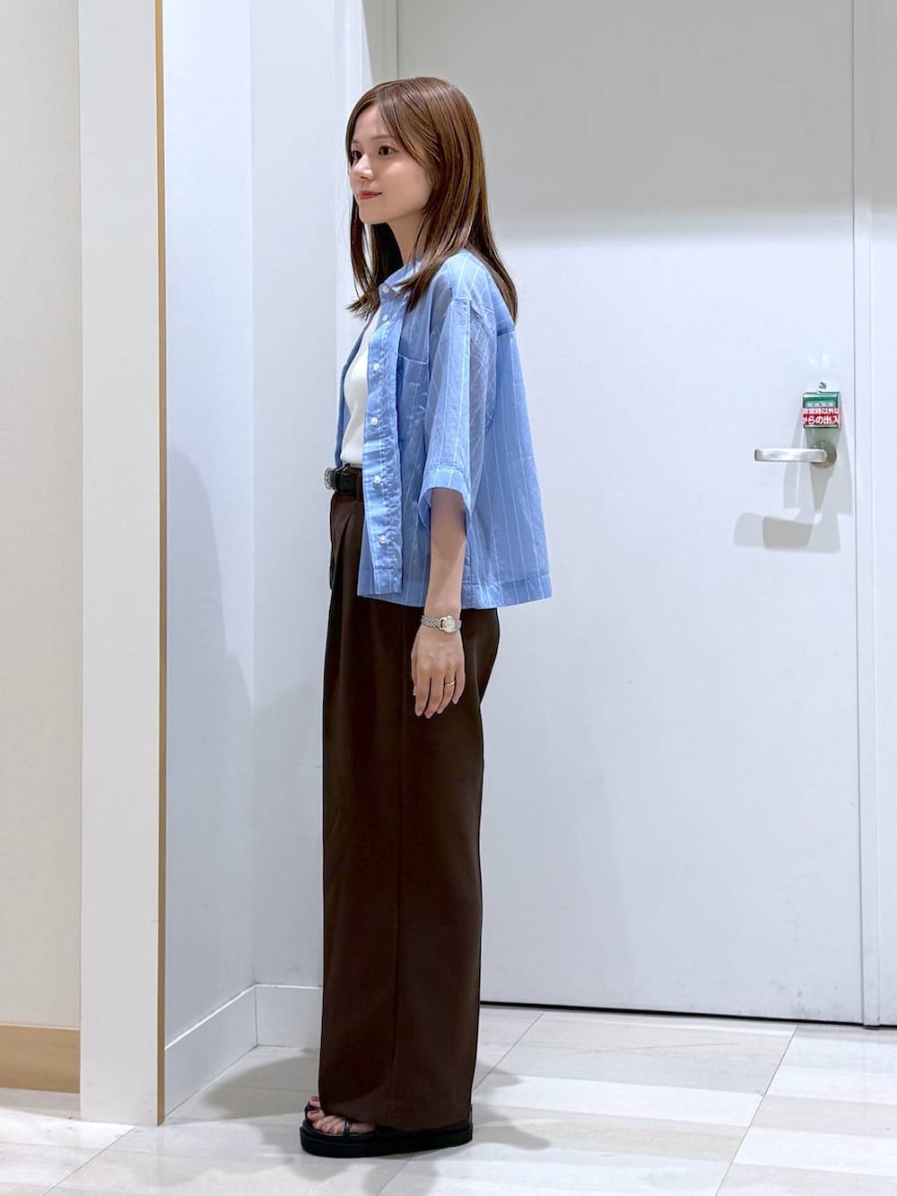 ブラウン系のその他パンツ、ブルー系のシャツ/ブラウス、ホワイト系のタンクトップを着用したレディースの夏コーディネートの2枚目の写真