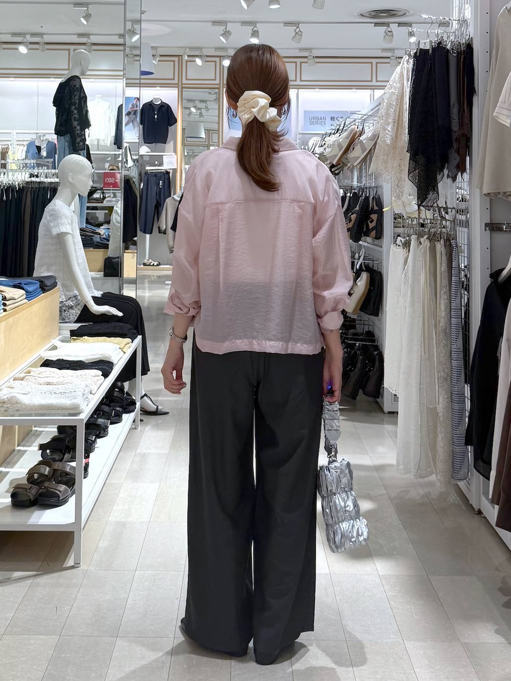 ブラック系のパンプス、ベージュ系のその他パンツ、ピンク系のシャツ/ブラウスを着用したレディースの夏コーディネートの3枚目の写真
