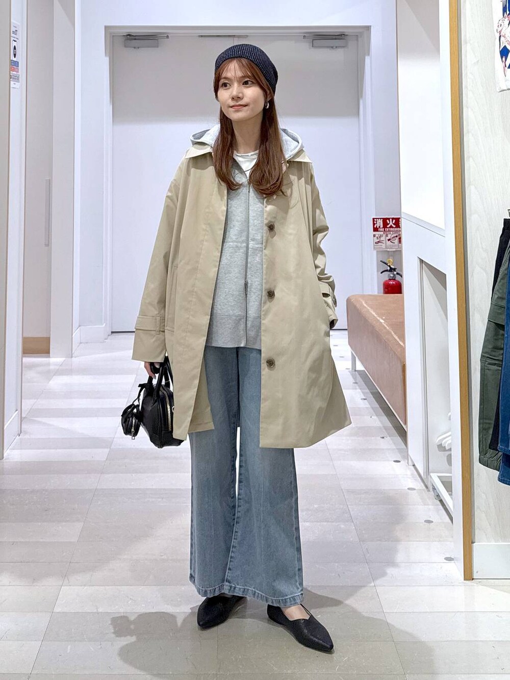 ブラック系のパンプス、ブルー系のデニムパンツ、ホワイト系のTシャツ/カットソーを着用したレディースの冬コーディネートの4枚目の写真