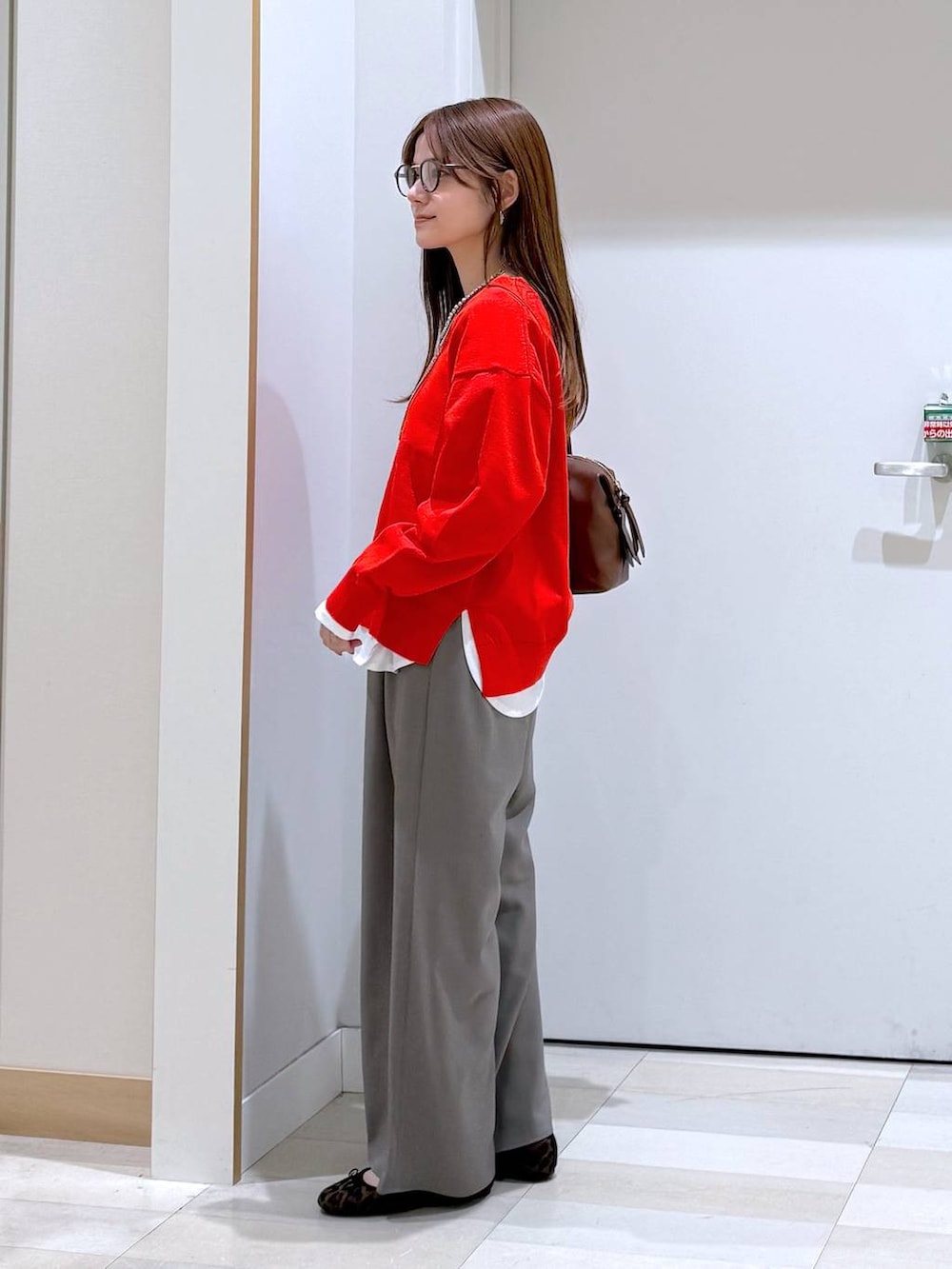 その他のバレエシューズ、ブラウン系のボストンバッグ、ホワイト系のTシャツ/カットソーを着用したレディースの冬コーディネートの2枚目の写真