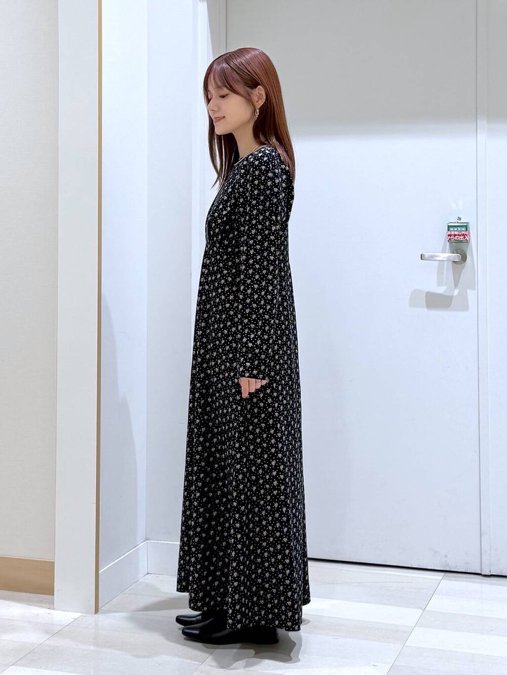 ブラック系のパンプス、シルバー系のネックレスを着用したレディースの秋コーディネートの2枚目の写真