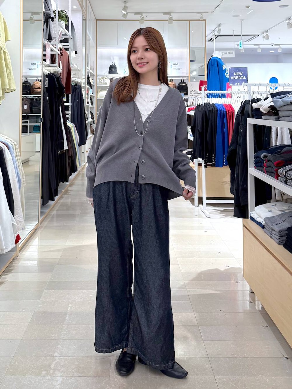 ブラック系のその他シューズ、ホワイト系のTシャツ/カットソー、ブルー系のデニムパンツを着用したレディースの秋コーディネートの4枚目の写真