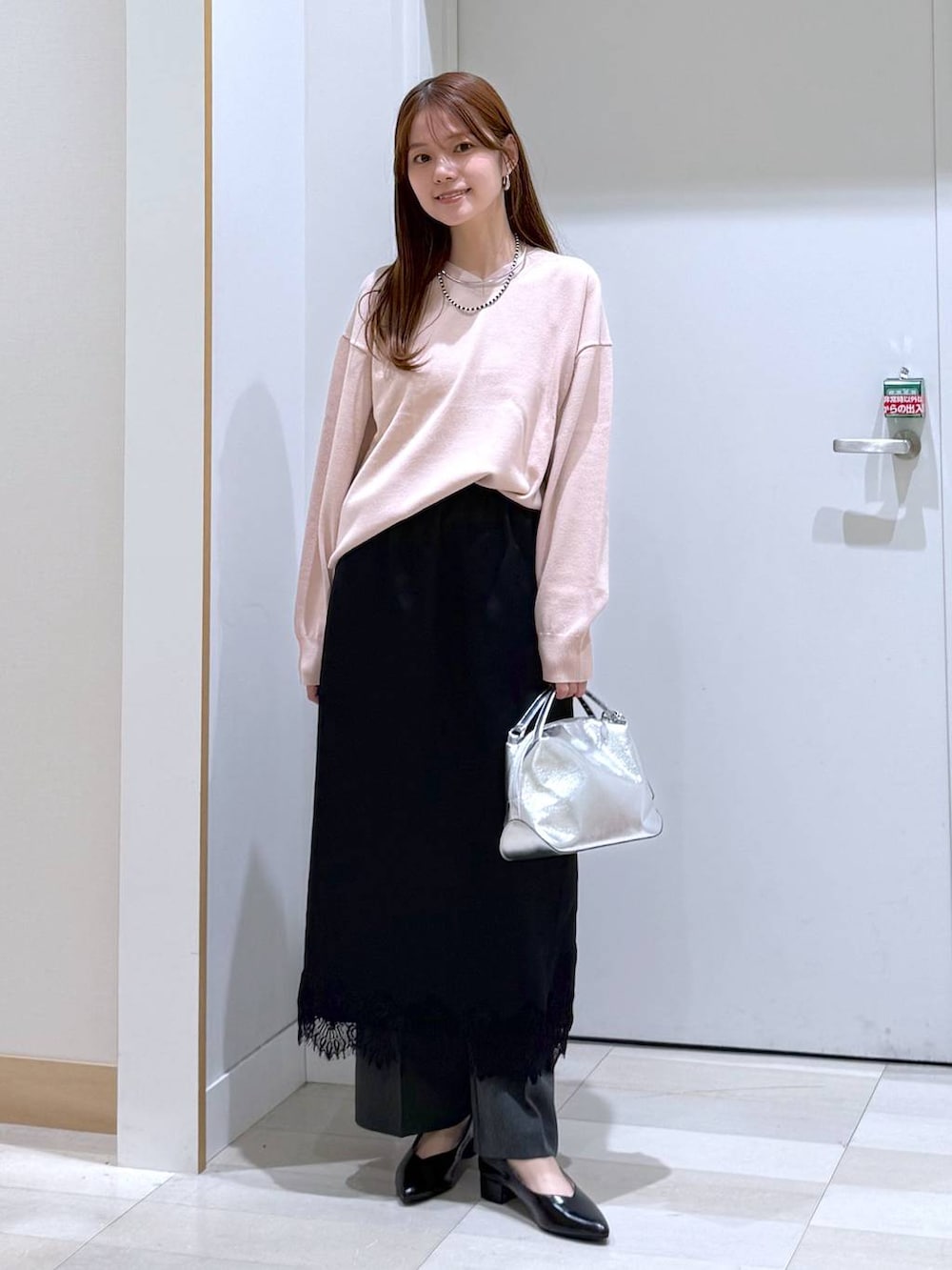 シルバー系のショルダーバッグ、ブラック系のパンプス、グレー系のその他パンツを着用したレディースの春コーディネートの4枚目の写真