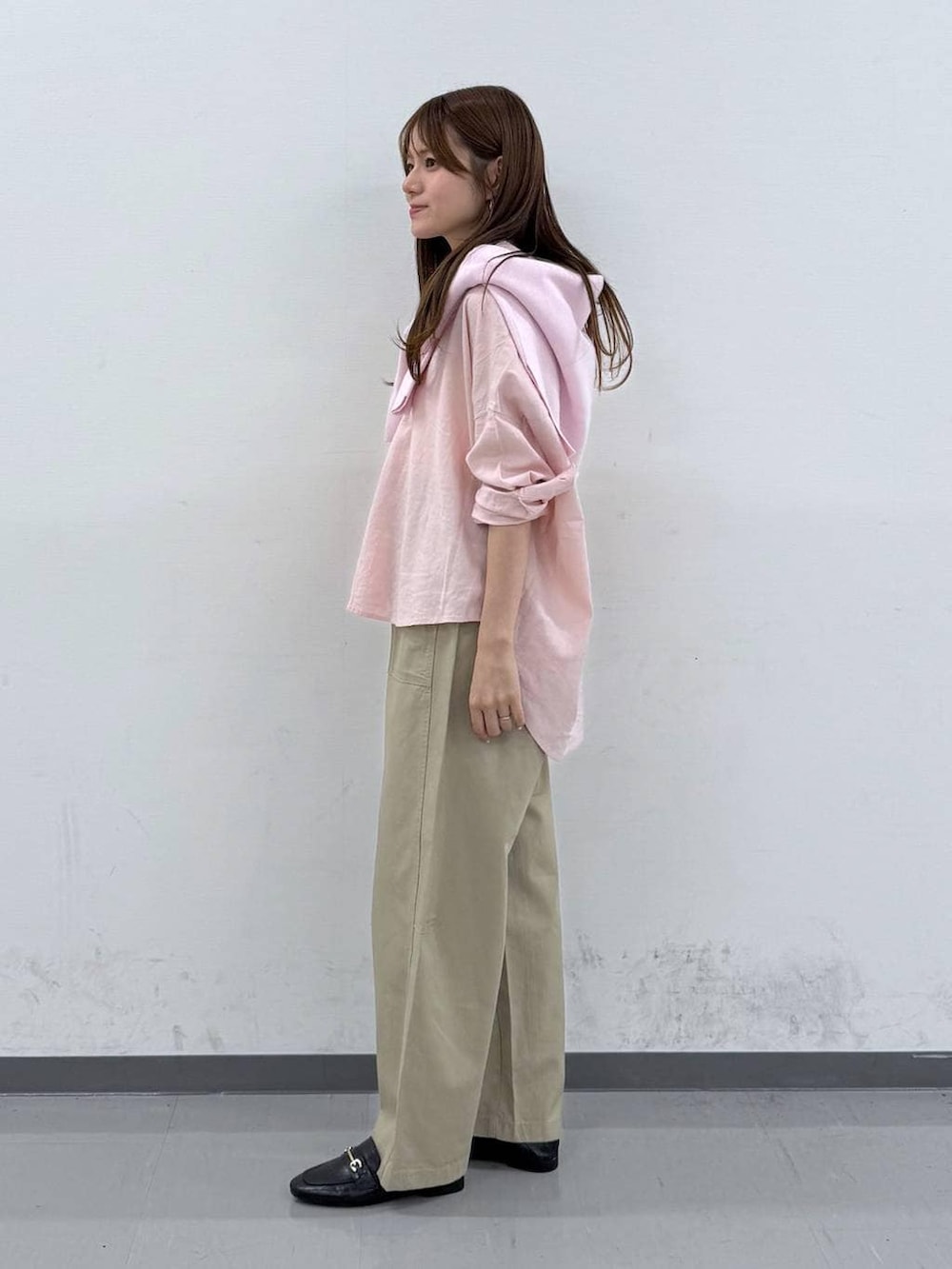 ブラック系のローファー、ピンク系のシャツ/ブラウス、ピンク系のニット/セーターを着用したレディースの春コーディネートの2枚目の写真