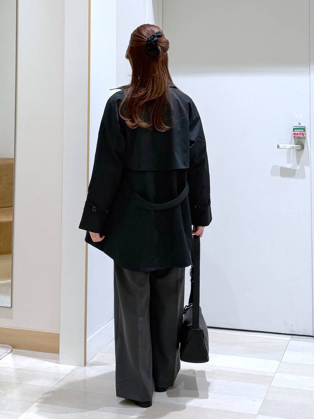 ブラック系のローファー、ブルー系のシャツ/ブラウス、ブルー系のトレンチコートを着用したレディースの冬コーディネートの3枚目の写真