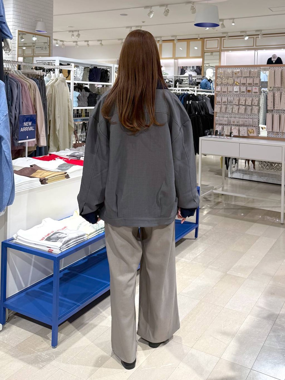 ブラック系のローファー、ホワイト系のTシャツ/カットソー、ブラウン系のその他パンツを着用したレディースの春コーディネートの3枚目の写真