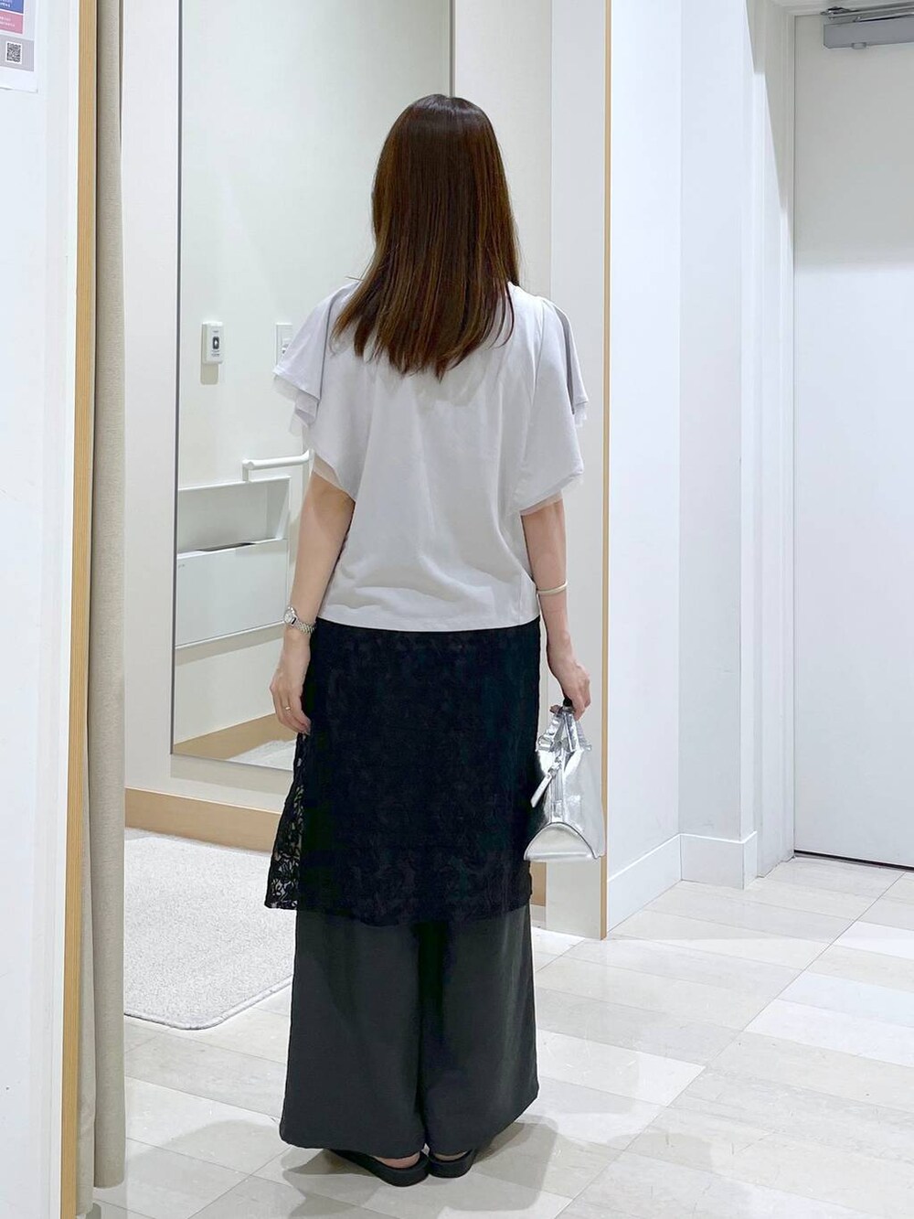 シルバー系のショルダーバッグ、グレー系のTシャツ/カットソー、ブラック系のその他パンツを着用したレディースの夏コーディネートの3枚目の写真