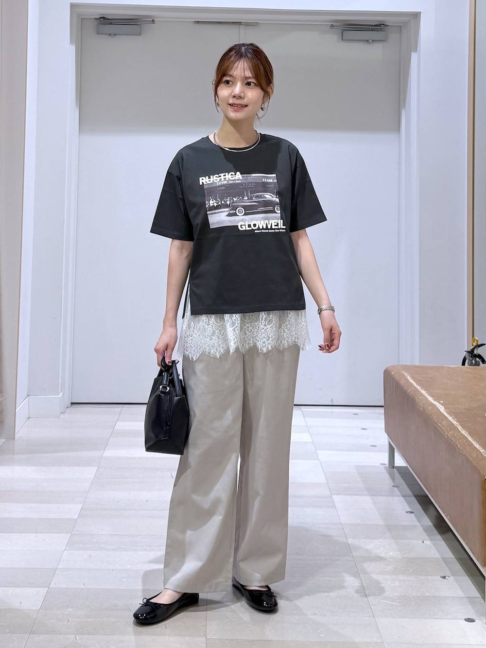 ブラック系のショルダーバッグ、ブラック系のバレエシューズ、ホワイト系のその他パンツを着用したレディースの春コーディネートの4枚目の写真