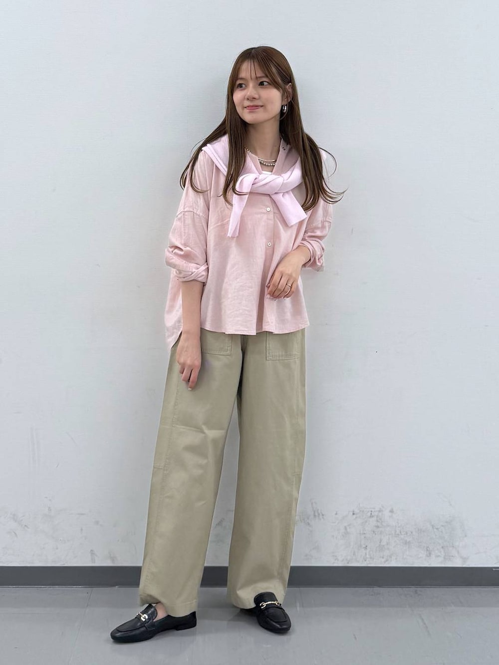 ブラック系のローファー、ピンク系のシャツ/ブラウス、ピンク系のニット/セーターを着用したレディースの春コーディネートの5枚目の写真