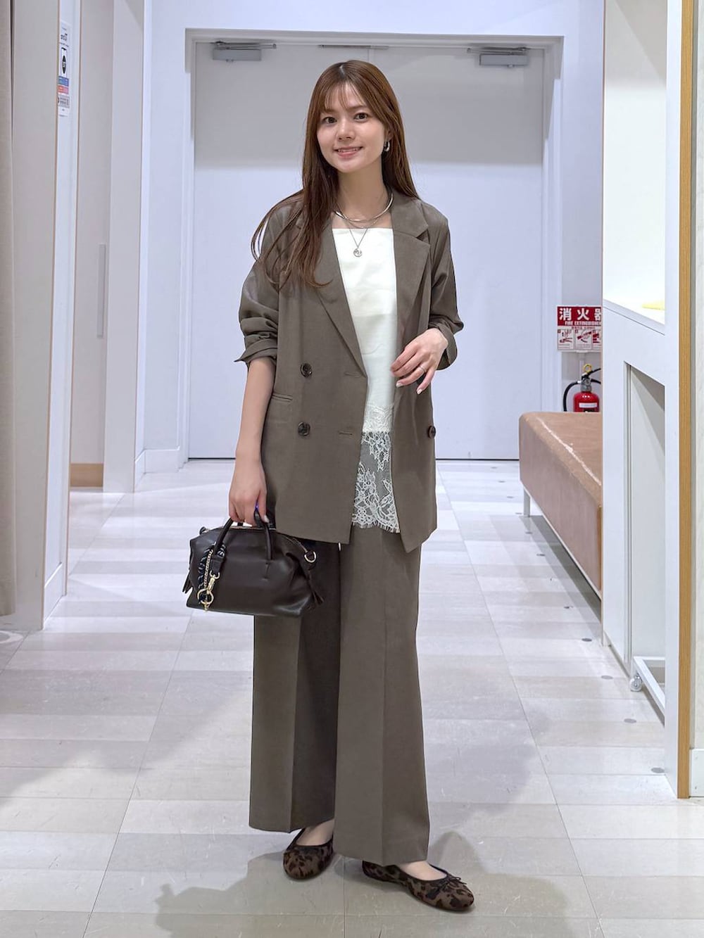 その他のバレエシューズ、ブラウン系のその他パンツ、ホワイト系のキャミソールを着用したレディースの春コーディネートの5枚目の写真