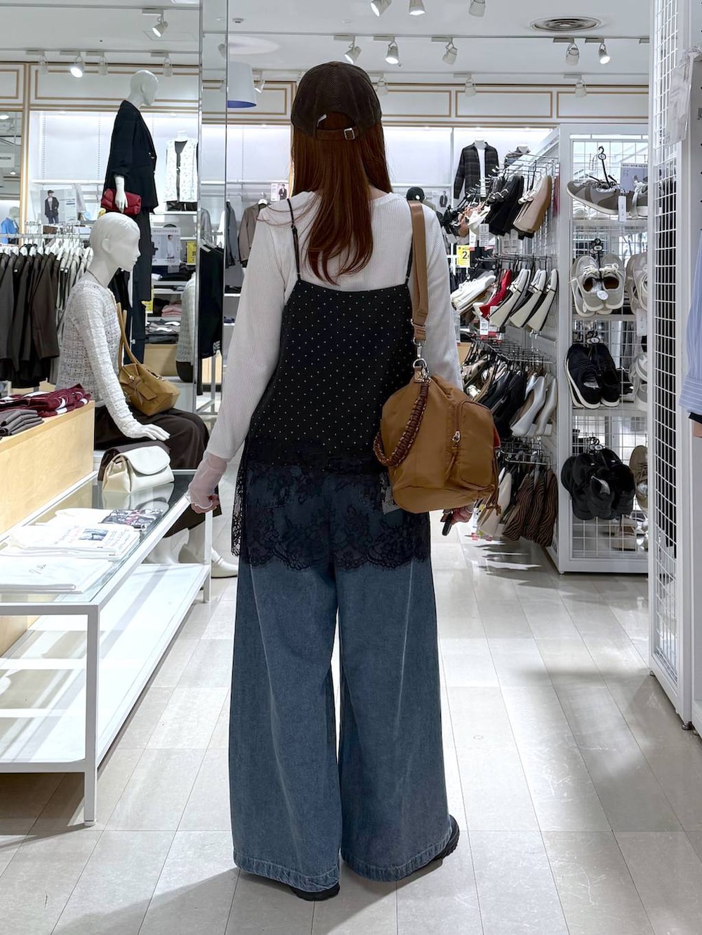 グレー系のスニーカー、ホワイト系のTシャツ/カットソー、ブラウン系のショルダーバッグを着用したレディースの秋コーディネートの3枚目の写真