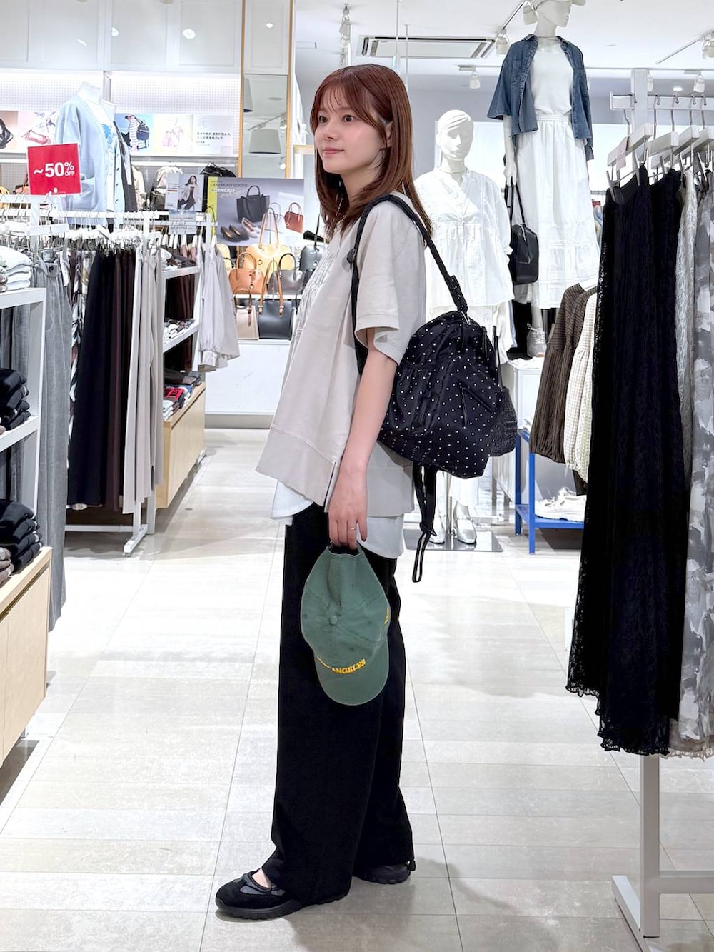 グレー系のバックパック/リュック、ブラック系のその他パンツ、その他のタンクトップを着用したレディースの春コーディネートの2枚目の写真