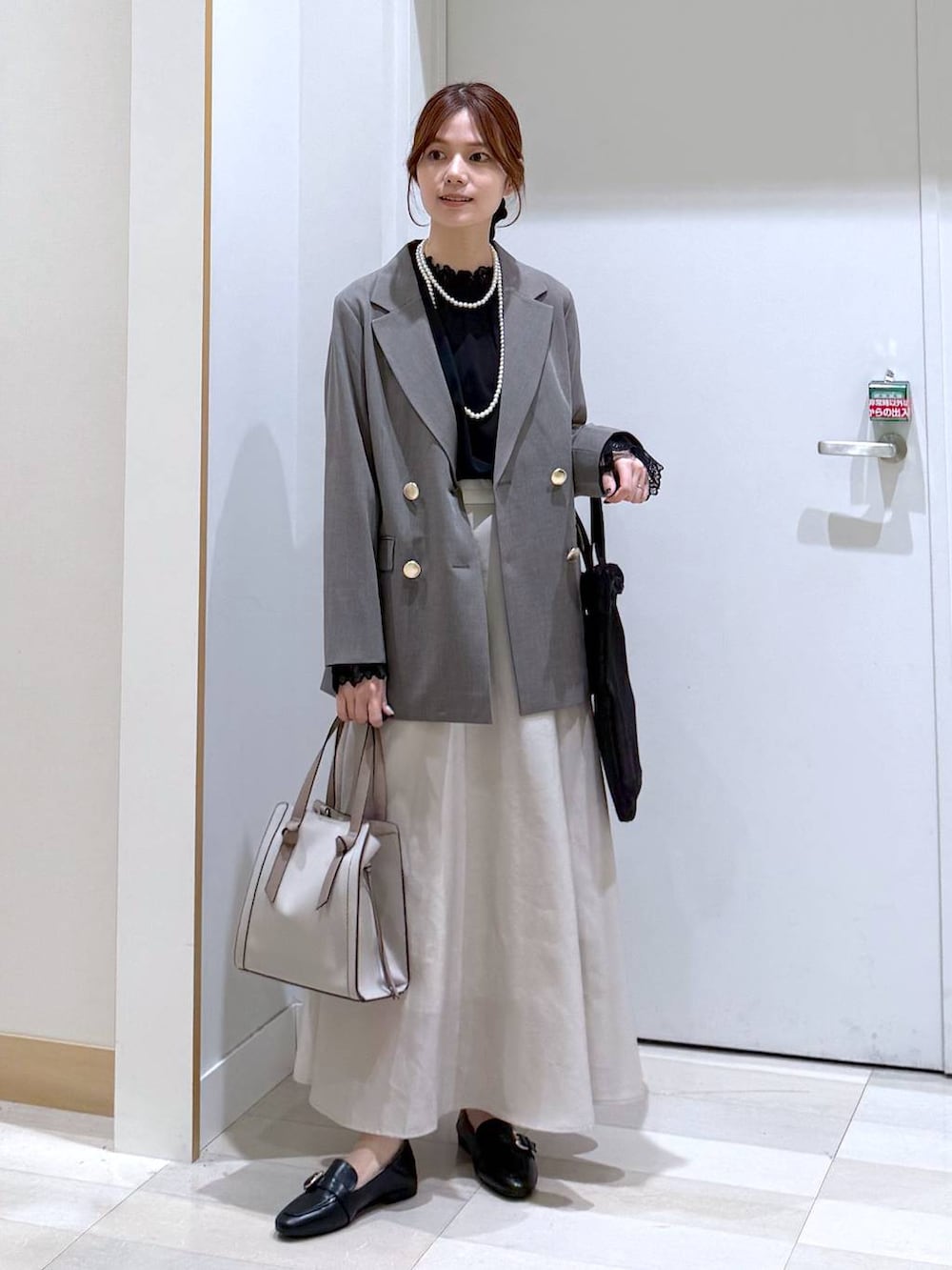 ブラック系のローファー、ホワイト系のショルダーバッグ、ブラック系のシャツ/ブラウスを着用したレディースの冬コーディネートの4枚目の写真