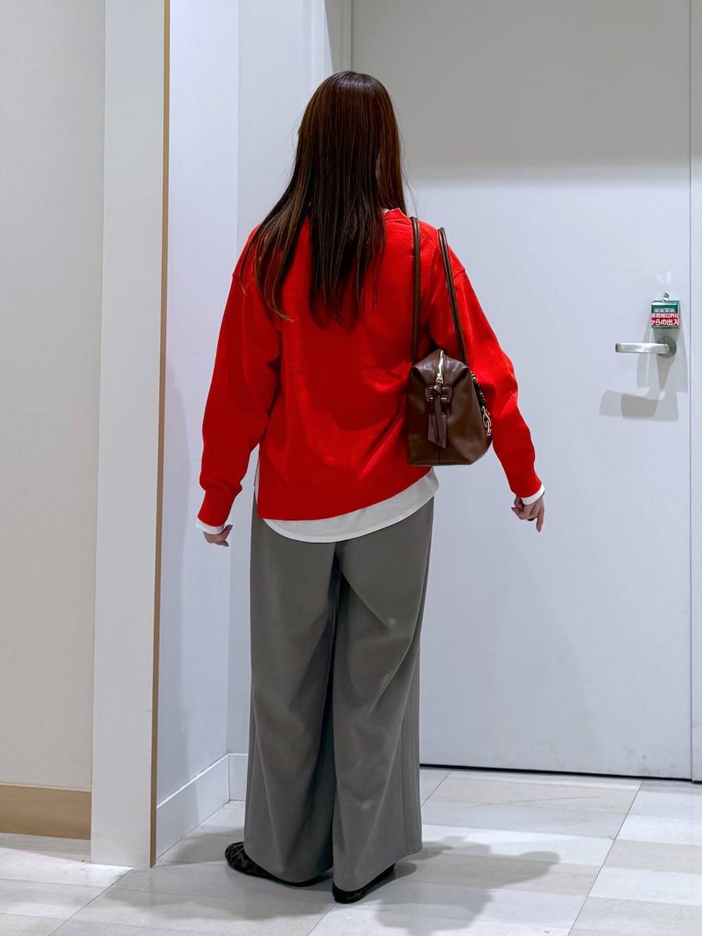 その他のバレエシューズ、ブラウン系のボストンバッグ、ホワイト系のTシャツ/カットソーを着用したレディースの冬コーディネートの3枚目の写真