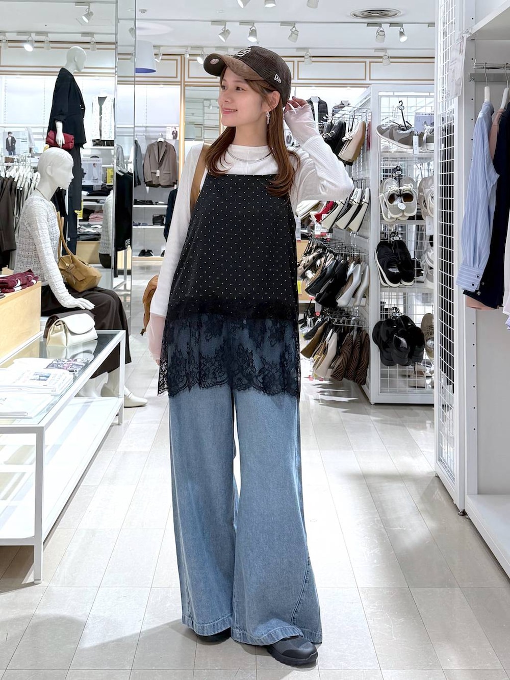グレー系のスニーカー、ホワイト系のTシャツ/カットソー、ブラウン系のショルダーバッグを着用したレディースの秋コーディネートの4枚目の写真