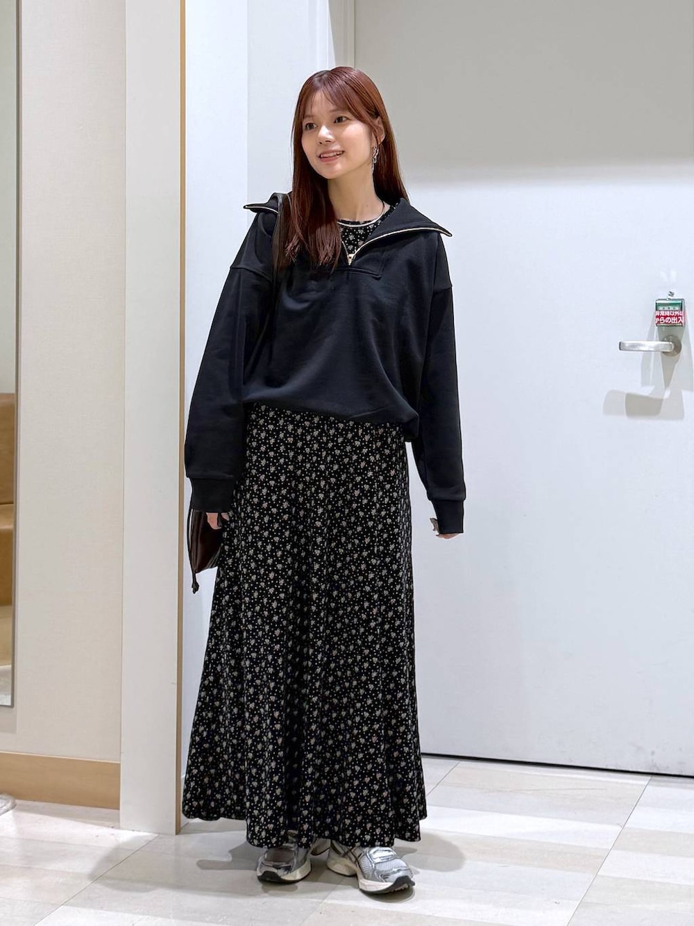 ブラック系のパンプス、シルバー系のネックレスを着用したレディースの秋コーディネートの5枚目の写真