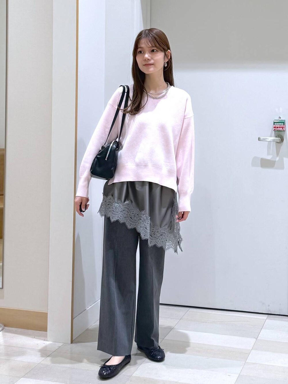 ブラック系のバレエシューズ、グレー系のその他パンツ、ピンク系のニット/セーターを着用したレディースの春コーディネートの4枚目の写真