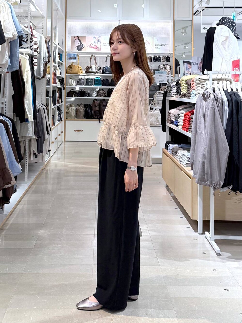 その他のパンプス、ホワイト系のショルダーバッグ、ブラック系のその他パンツを着用したレディースの春コーディネートの2枚目の写真
