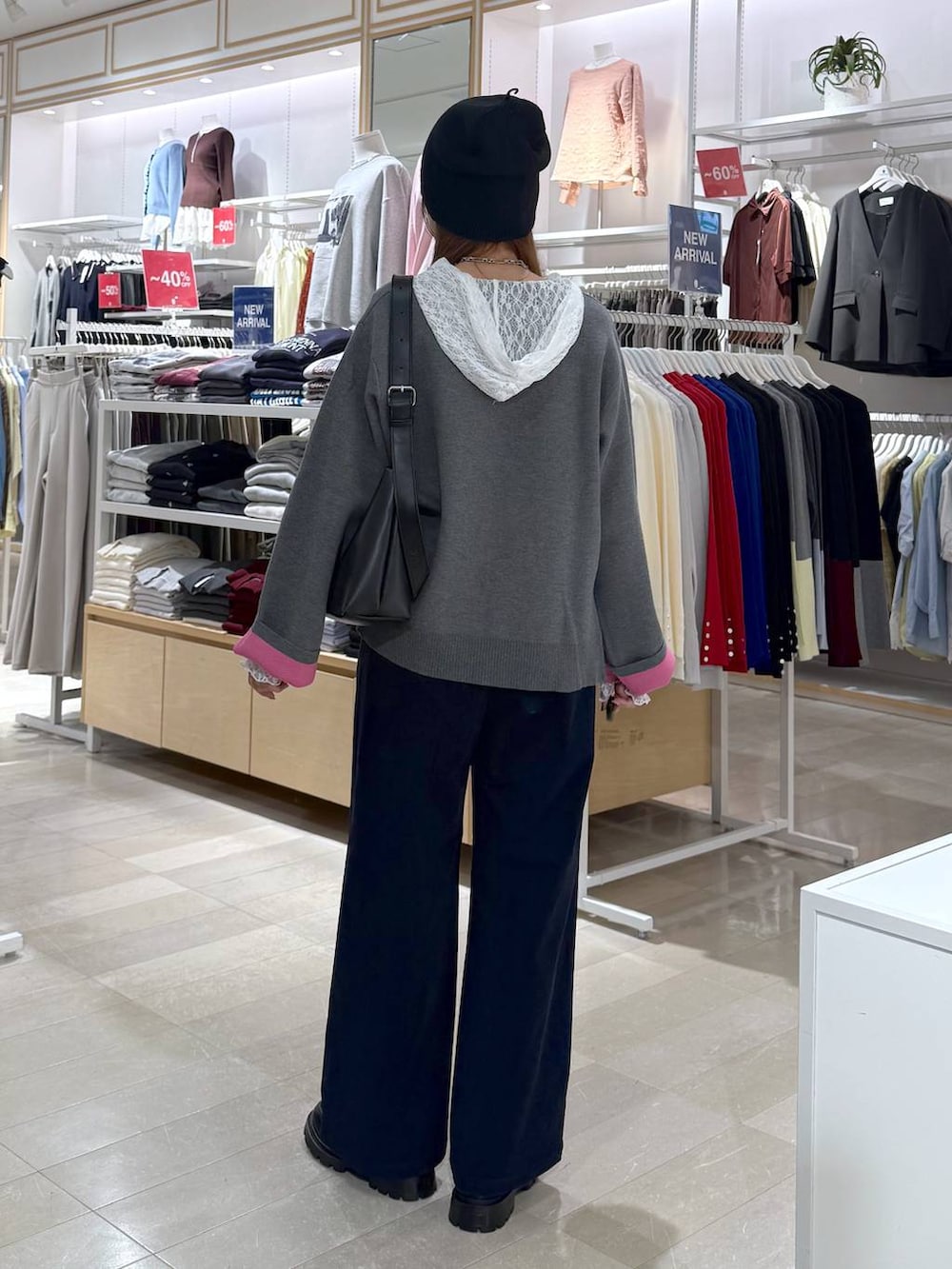 ブラック系のローファー、ホワイト系のTシャツ/カットソー、グレー系のニット/セーターを着用したレディースの秋コーディネートの3枚目の写真