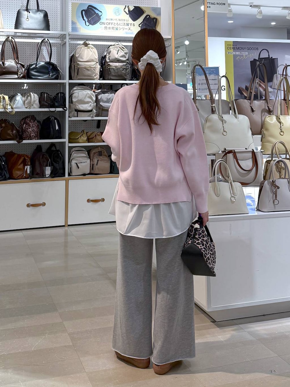その他のショルダーバッグ、ピンク系のスニーカー、グレー系のスウェットパンツを着用したレディースの春コーディネートの3枚目の写真