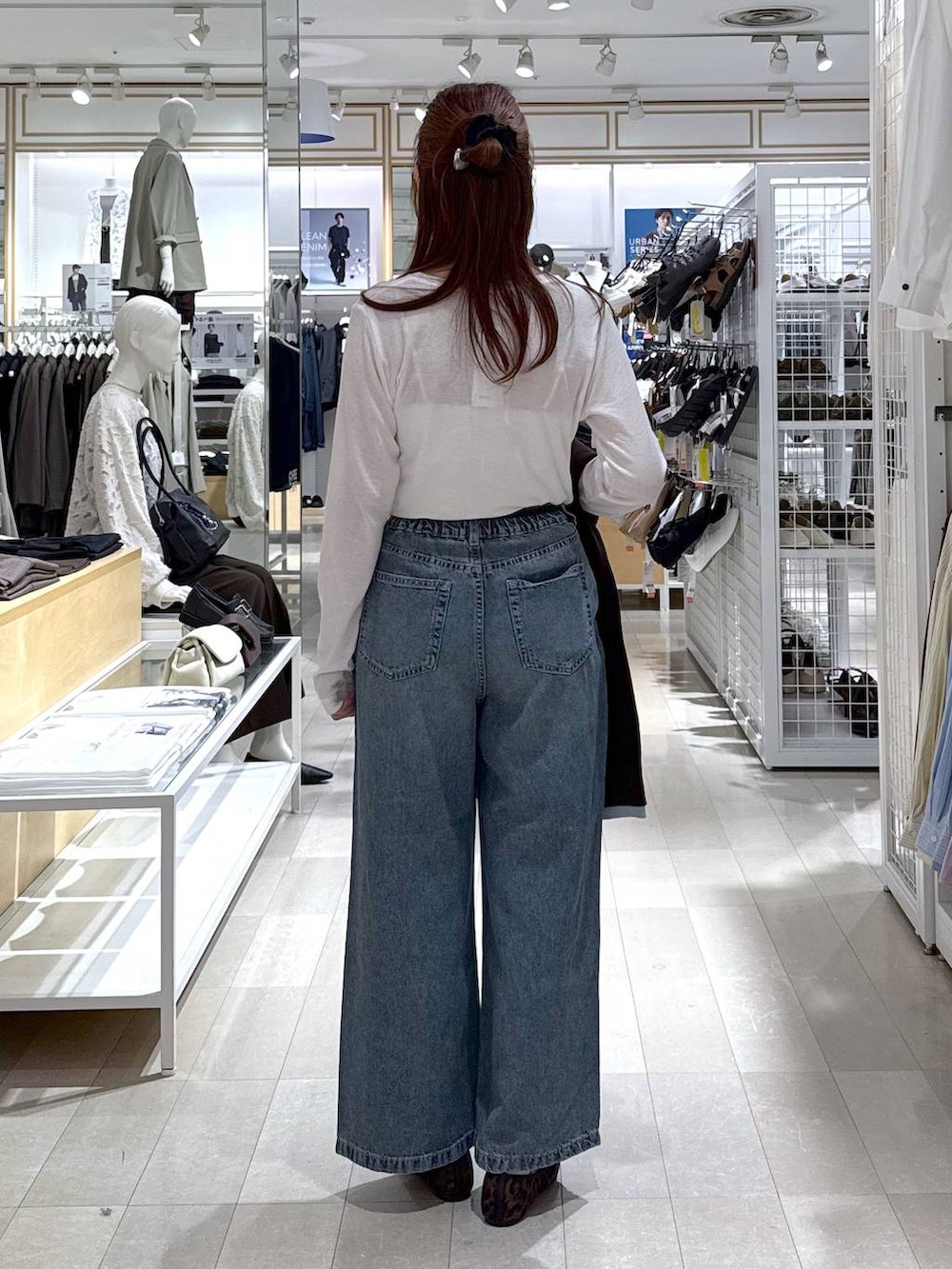 ホワイト系のTシャツ/カットソー、その他のバレエシューズ、ブラック系のボストンバッグを着用したレディースの秋コーディネートの3枚目の写真