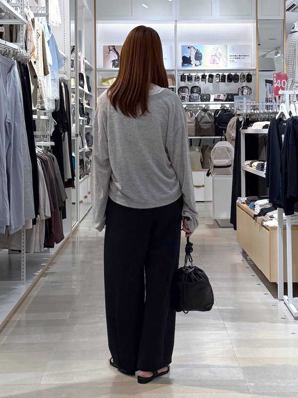 グレー系のカーディガン/ボレロ、ブラック系のボディバッグ/ウエストポーチ、ブラック系のその他パンツを着用したレディースの夏コーディネートの3枚目の写真
