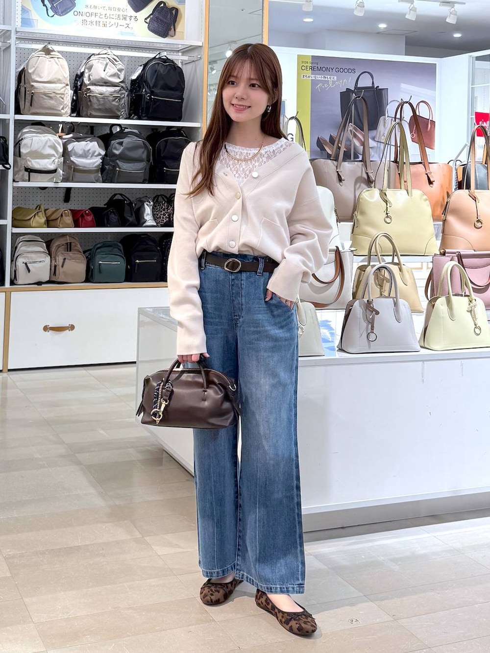 その他のバレエシューズ、ブルー系のデニムパンツ、ベージュ系のカーディガン/ボレロを着用したレディースの春コーディネートの4枚目の写真