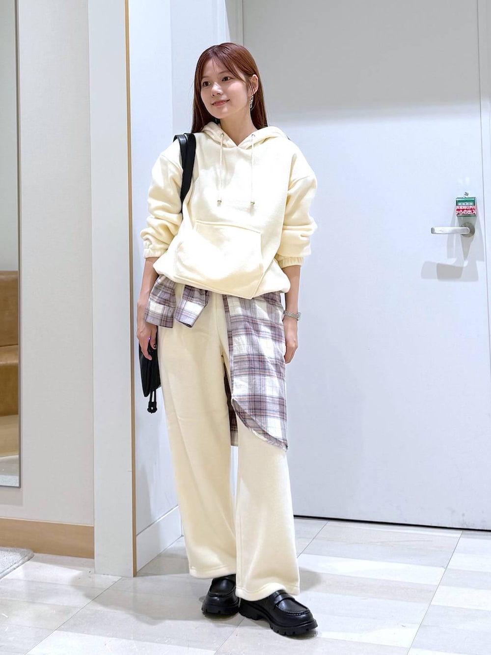 ブラック系のローファー、グレー系のTシャツ/カットソー、レッド系のカーディガン/ボレロを着用したレディースの秋コーディネートの5枚目の写真