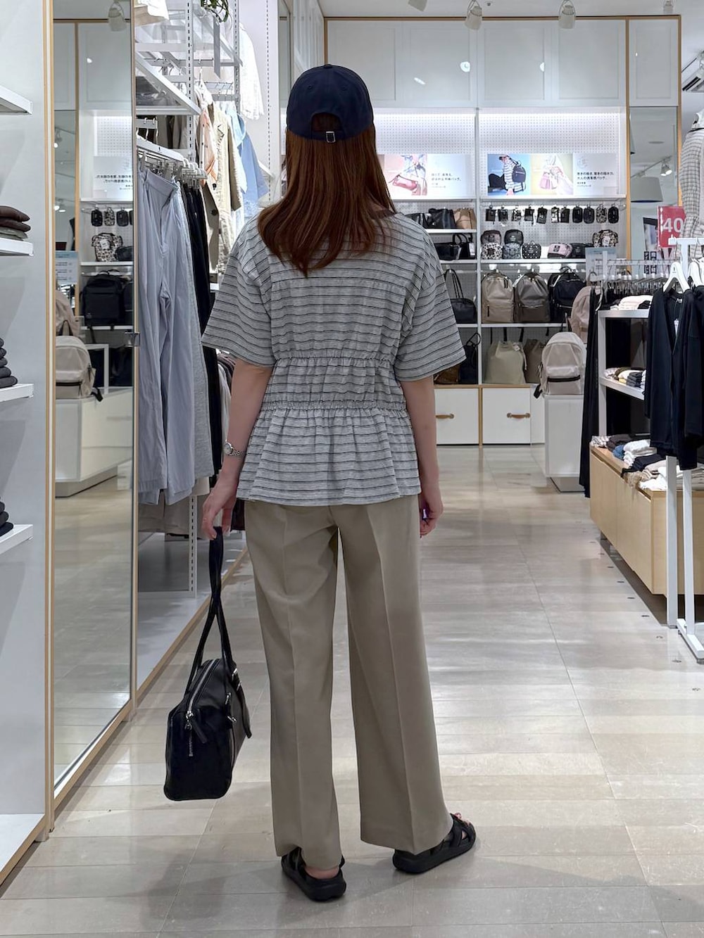 ベージュ系のその他パンツ、ブラック系のサンダル、グレー系のTシャツ/カットソーを着用したレディースの夏コーディネートの3枚目の写真