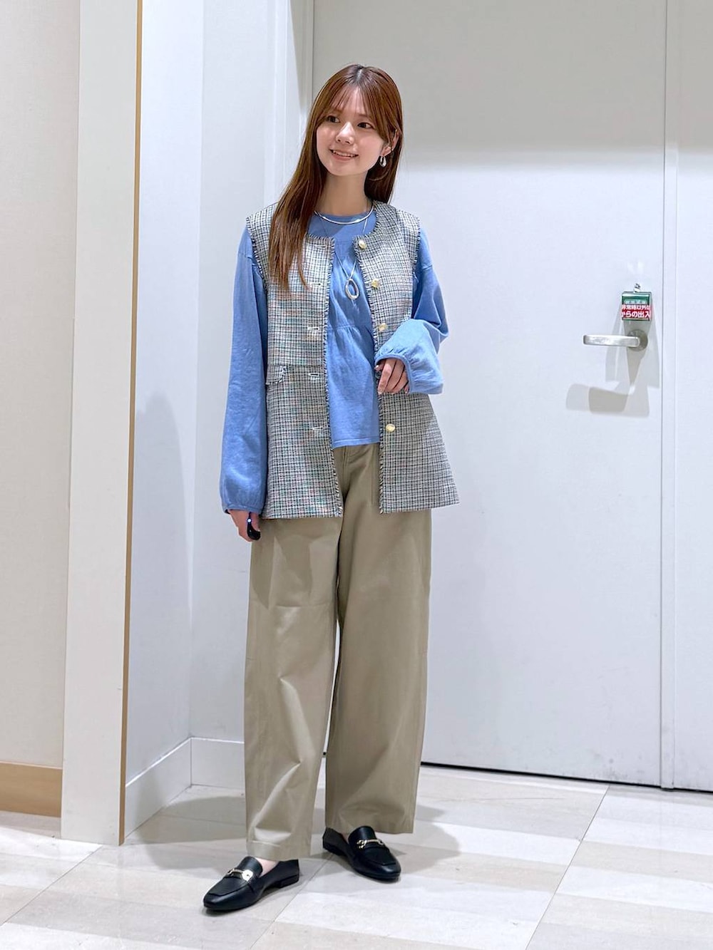 ブラック系のローファー、ブラック系のトートバッグ、ホワイト系のその他アウターを着用したレディースの春コーディネートの5枚目の写真