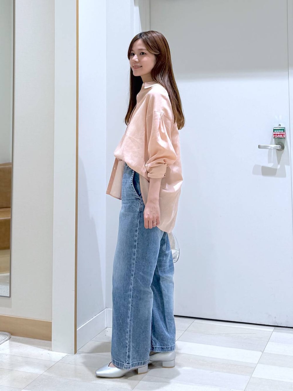 シルバー系のショルダーバッグ、シルバー系のパンプス、ホワイト系のタンクトップを着用したレディースの春コーディネートの2枚目の写真