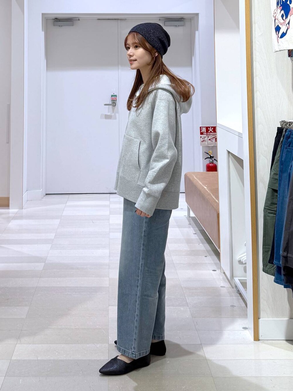 ブラック系のパンプス、ブルー系のデニムパンツ、ホワイト系のTシャツ/カットソーを着用したレディースの冬コーディネートの2枚目の写真