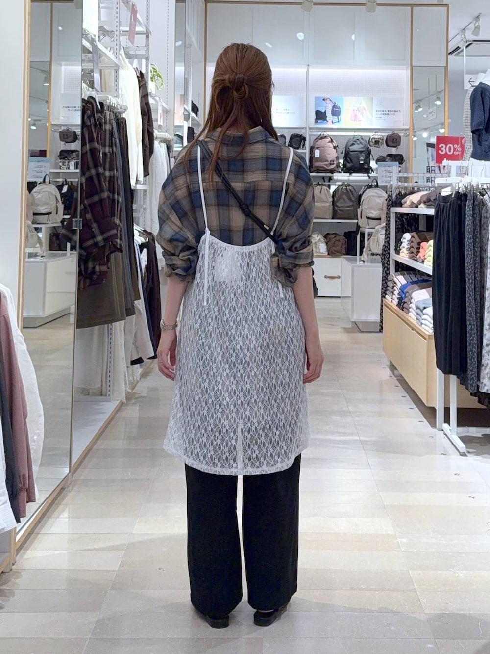 ブラック系のショルダーバッグ、ブラック系のその他パンツ、ベージュ系のシャツ/ブラウスを着用したレディースの夏コーディネートの3枚目の写真