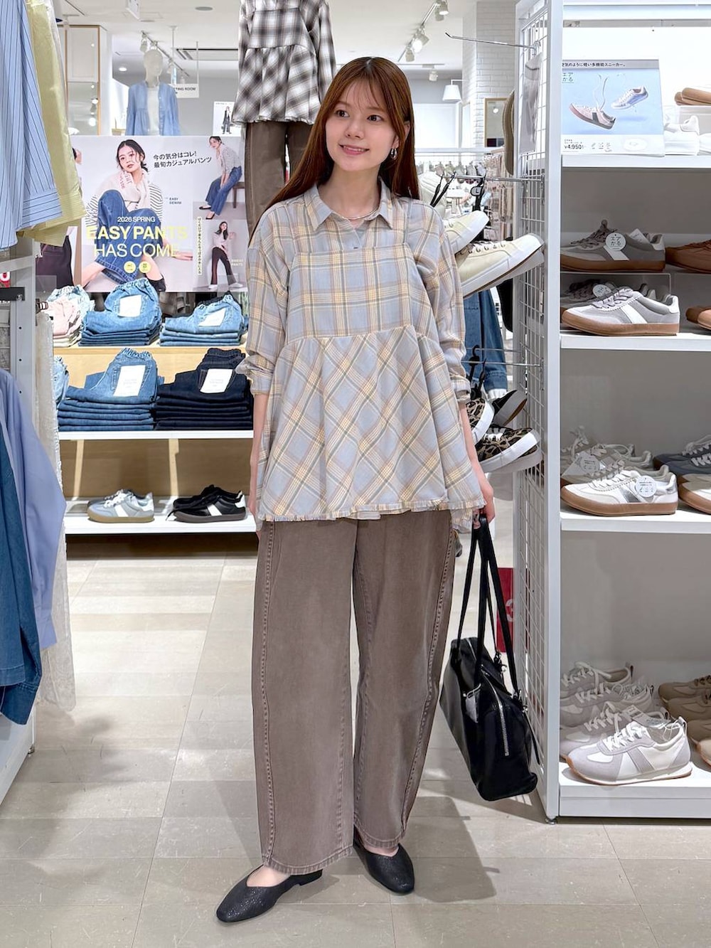 ブラック系のパンプス、ブラウン系のデニムパンツ、ブルー系のシャツ/ブラウスを着用したレディースの春コーディネートの4枚目の写真